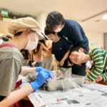 「いただきます」「ごちそうさま」の意味を知る。栄養士による鮭の解体｜亀戸こころ保育園