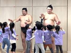 相撲を通して育つ心と挑戦する力　立浪部屋力士と園児たちの交流会｜橋場そらとみどりの保育園大きなおうち