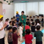 子どもたちの踊りに、作者もびっくり。絵本から広がった出会いの時間