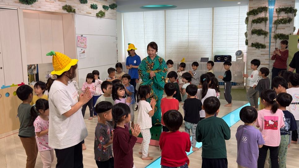 子どもたちの踊りに、作者もびっくり。絵本から広がった出会いの時間